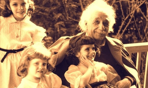 Albert Einstein vĩ đại nói: “Sự kiểm soát mà một Nhà nước áp dụng lên Hệ thống Giáo dục có thể dẫn đến sự nô lệ hóa các công dân của nó”